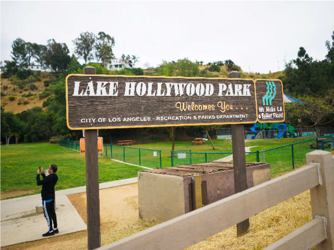 Lake Hollywood Park sign