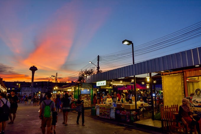 bangkok-BTS-guide-rot-fai-night-market