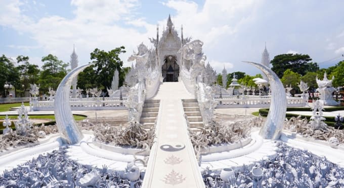 Klook-Bizarre-Experiences-White-Temple