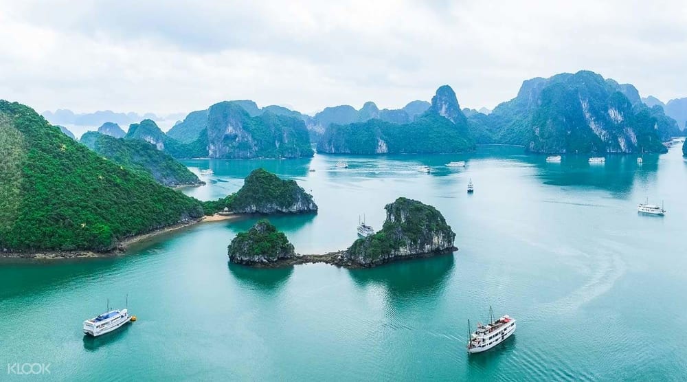 乘坐豪華觀光遊船，探索世界世界遺產「下龍灣」的震撼美景