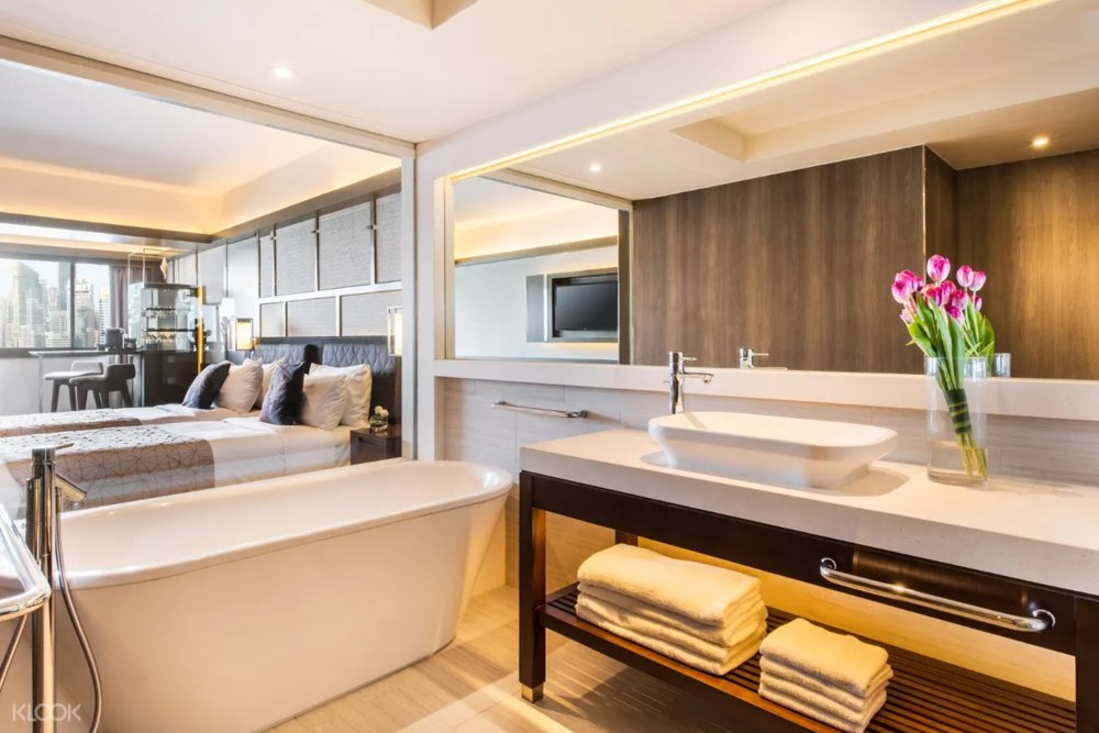 26 Hotels with Huge Luxurious Bathtubs in Singapore for You to Soak