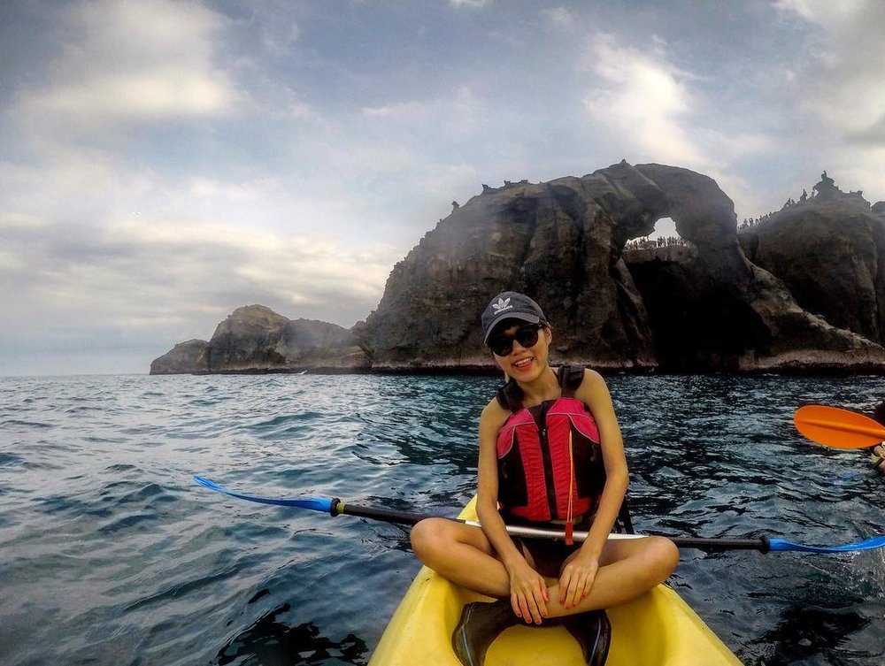 前往北海岸象鼻岩划著獨木舟，從海上欣賞壯觀的萬里海岸風貌 (圖片來源：IG @chenjouwen)