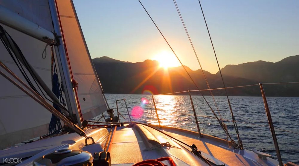 帆船上還能享受日落美景