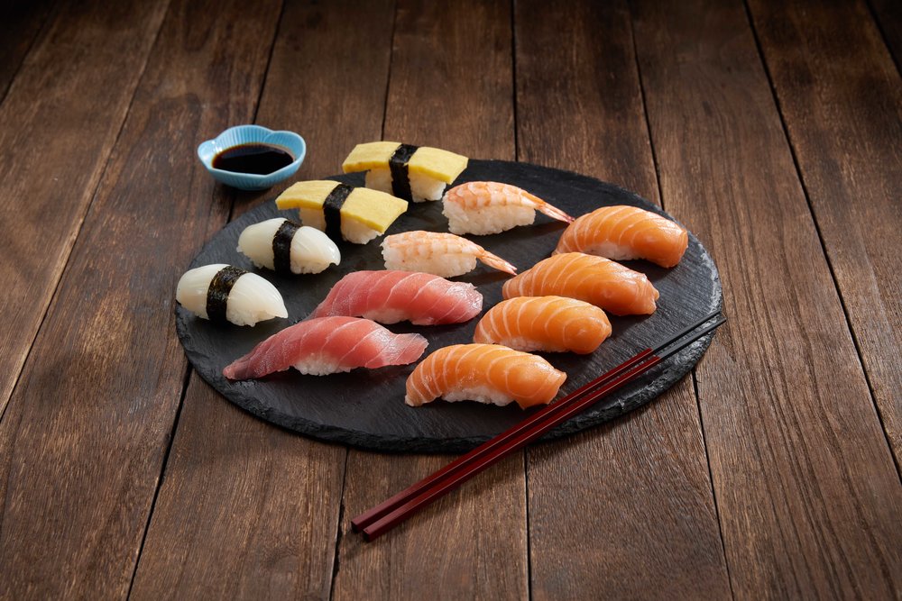 《饗食天堂》「日料雙饗」外帶料理，除了生魚片盛合外，還能「鮨料壽司」或「什錦壽司」2選1（圖為12貫鮨料壽司)