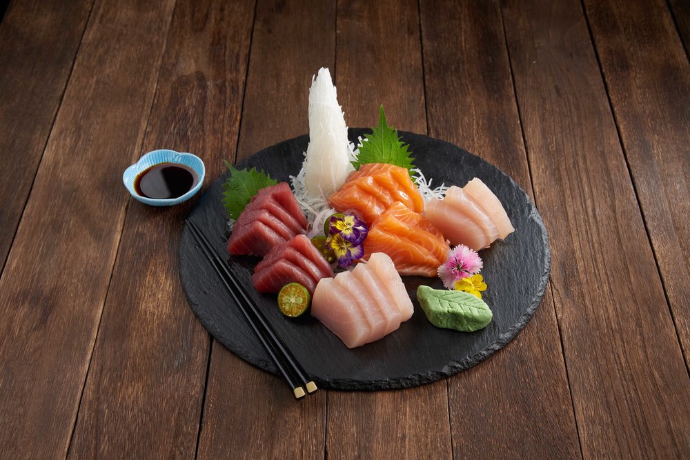 《饗食天堂》推出「日料雙饗」外帶料理，只要629元就能把生魚片盛合和壽司盛合通通帶回家