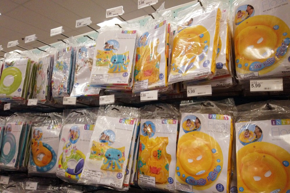 ターゲットの浮き輪コーナー