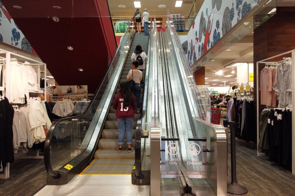 ターゲットのエスカレーター