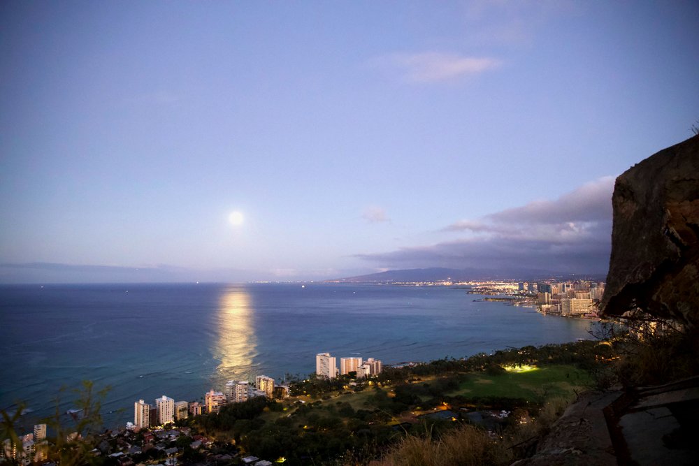 ダイヤモンドヘッドから見える月