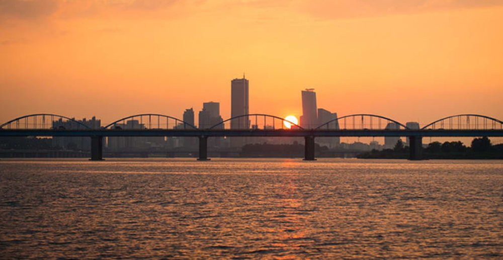 fall romantic things to do couple korea river