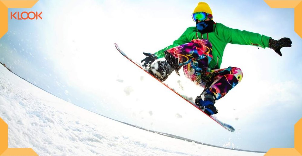 Get your heart pumping with a thrilling snowboarding experience in Japan!
