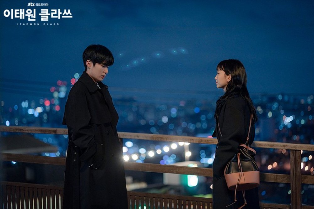 タンバムの前の階段のスアとグンス