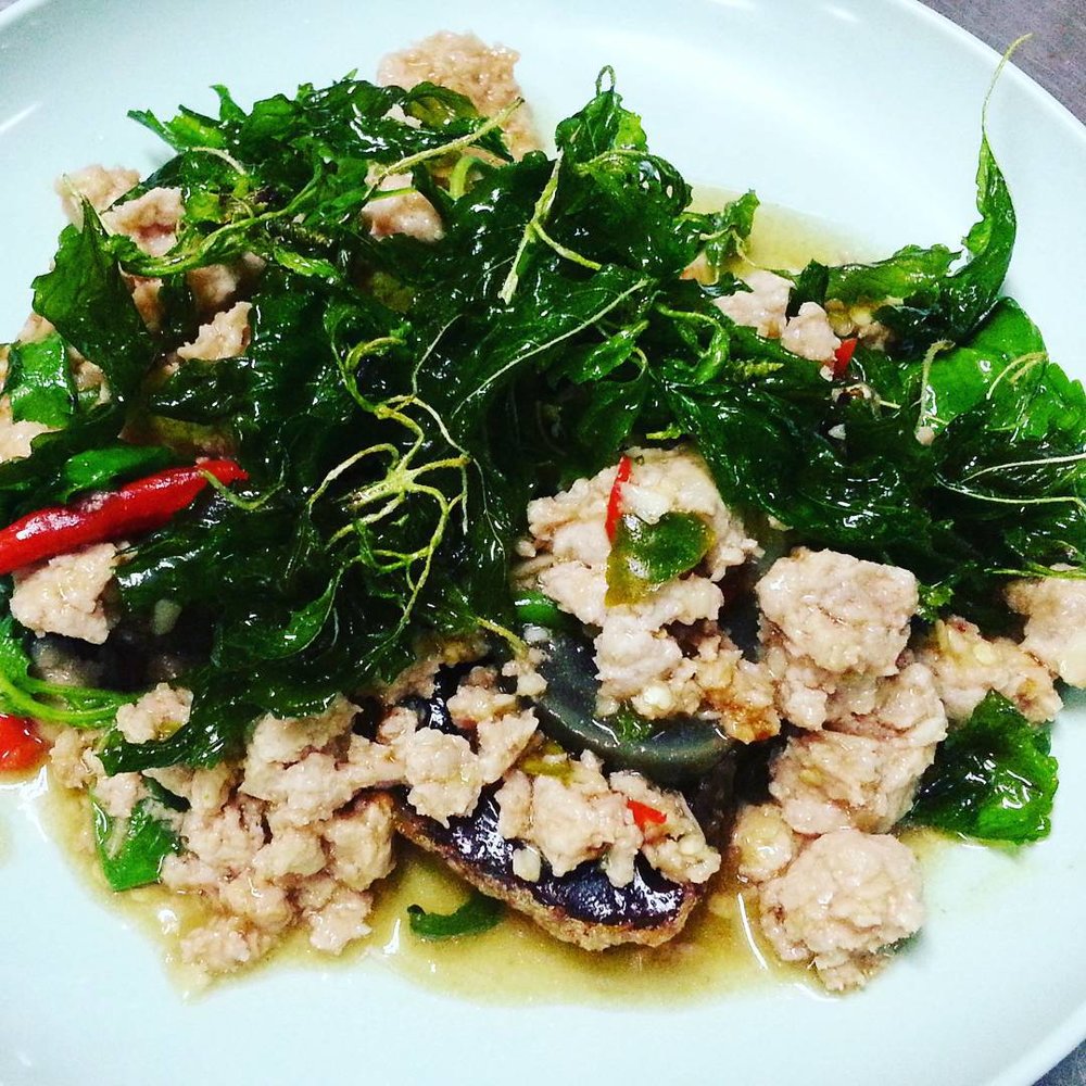 เจ๊โอว ยำไข่เหยี่ยวม้ากะเพรากรอบ