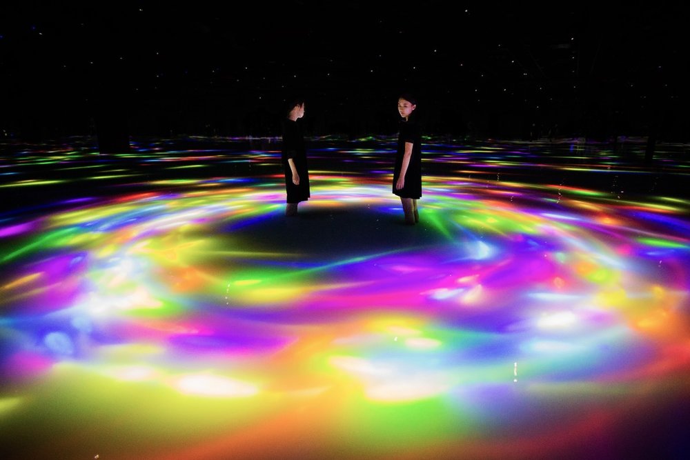 《人と共に踊る鯉によって描かれる水面のドローイング》 © チームラボ