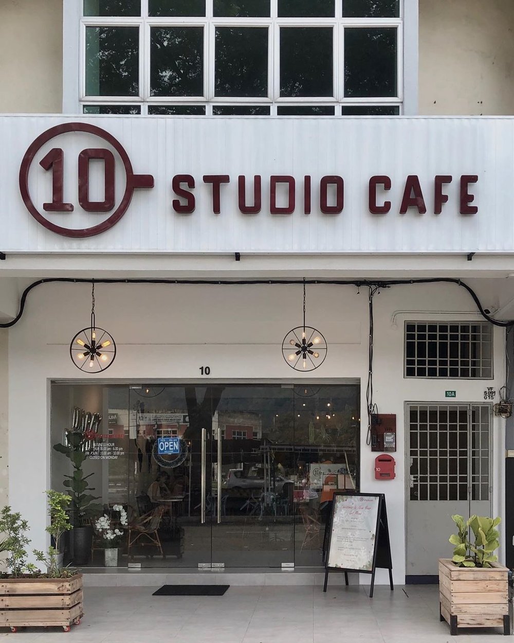 10 Studio Cafe
