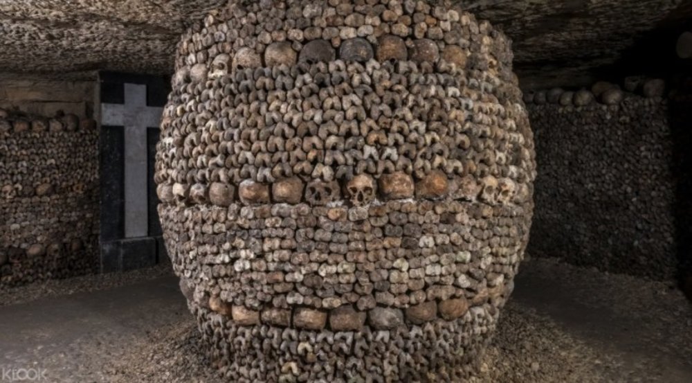 Skulls and bones in the Catacombes in Paris