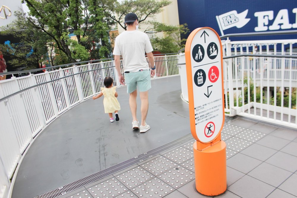 階段またはスロープで地上へ