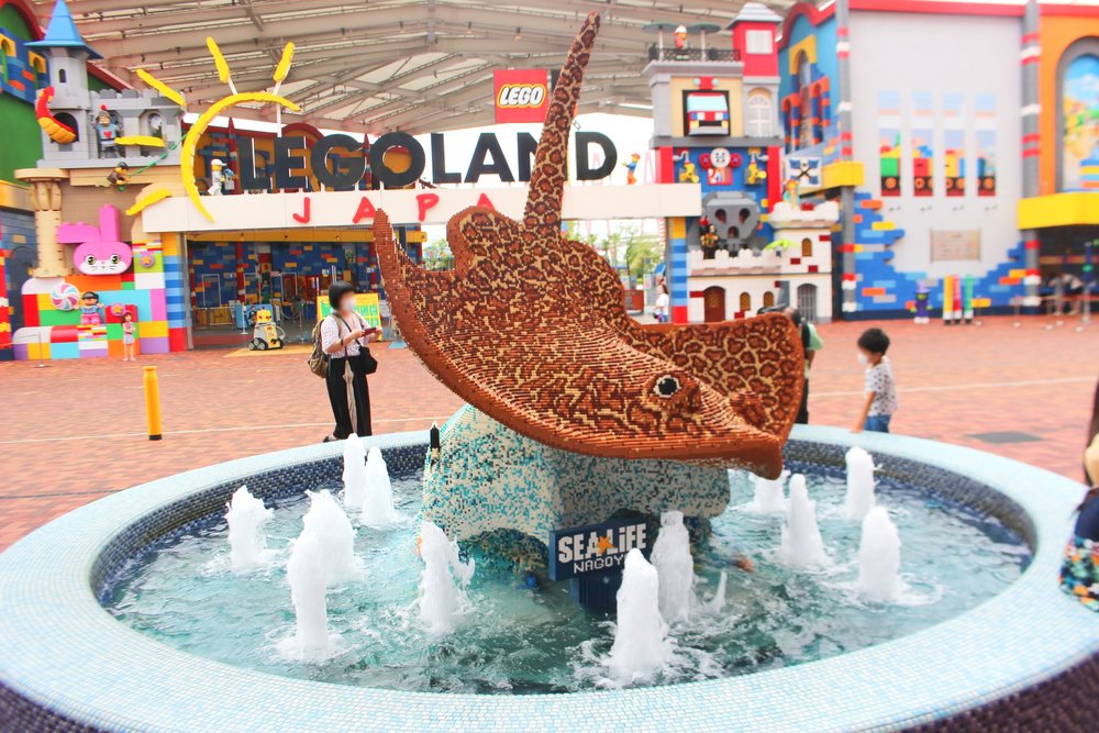 シーライフ名古屋の前にあるレゴでできたモニュメント