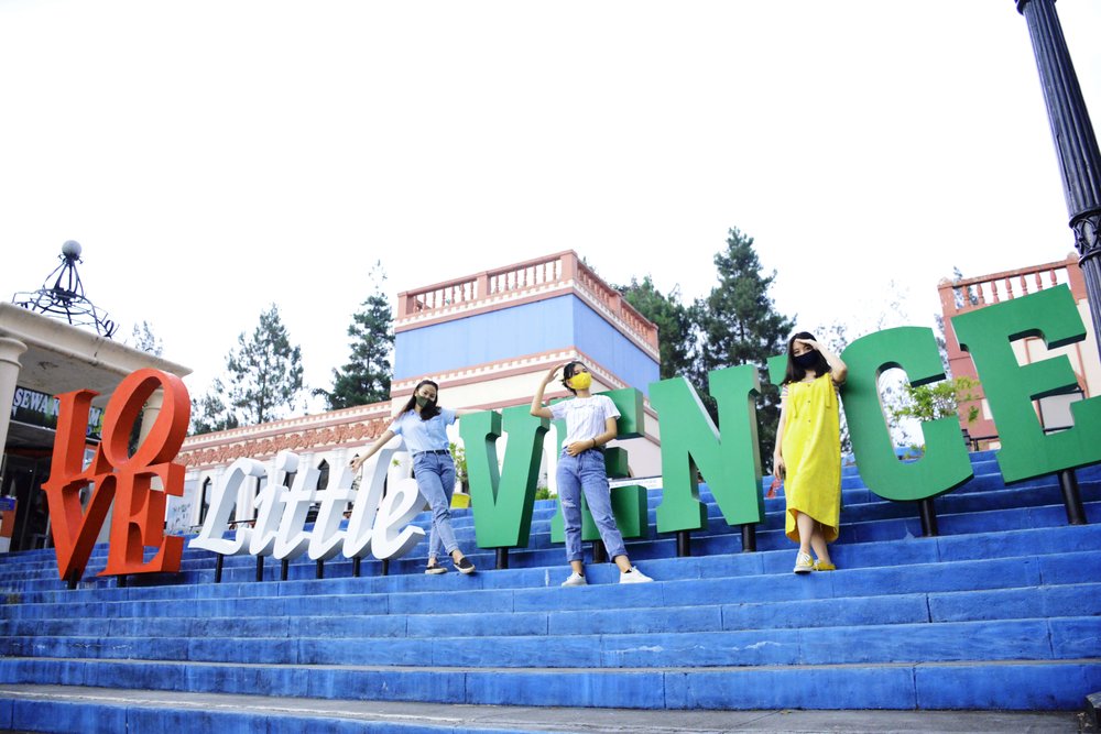 Papan Nama Little Venice di Puncak