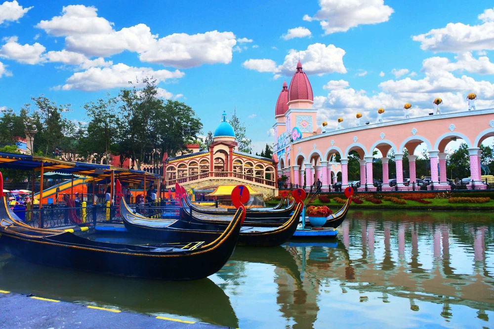 Gondola Parkir di Little Venice, salah satu tempat wisata di Puncak