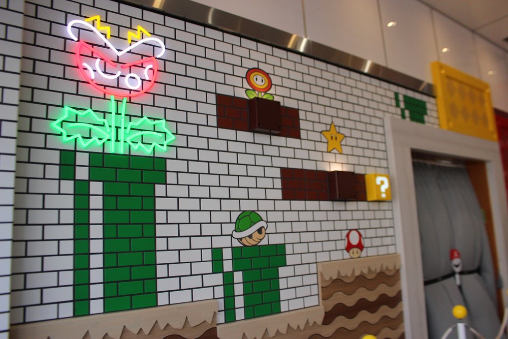 ハテナブロックや土管をはじめとした、ゲームでもお馴染みのコースをイメージした壁面