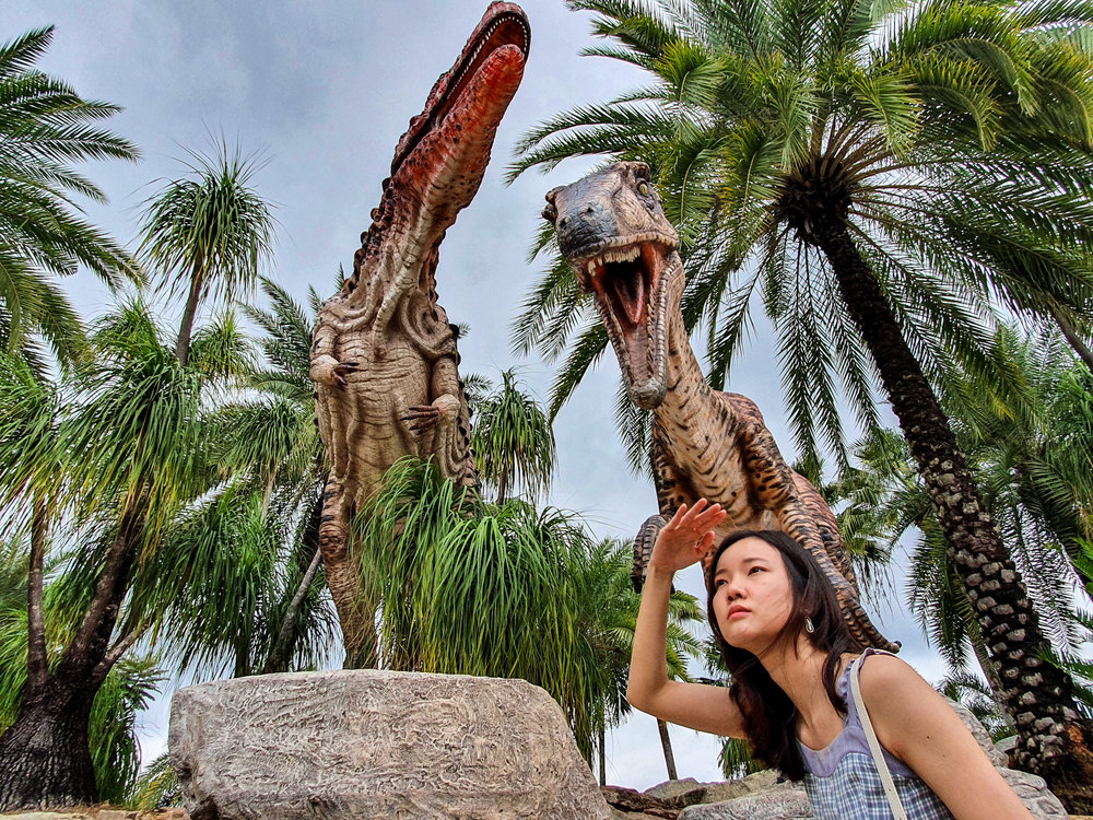ถ่ายภาพกับไดโนเสาร์ สวนนงนุช