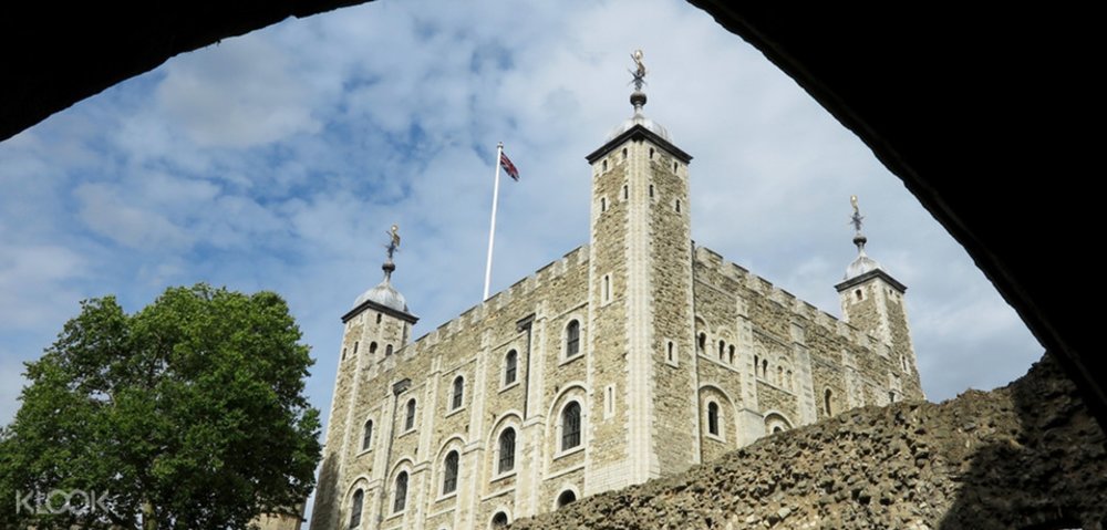 All You Need to Know About the Legend of the Tower of London Ravens ...