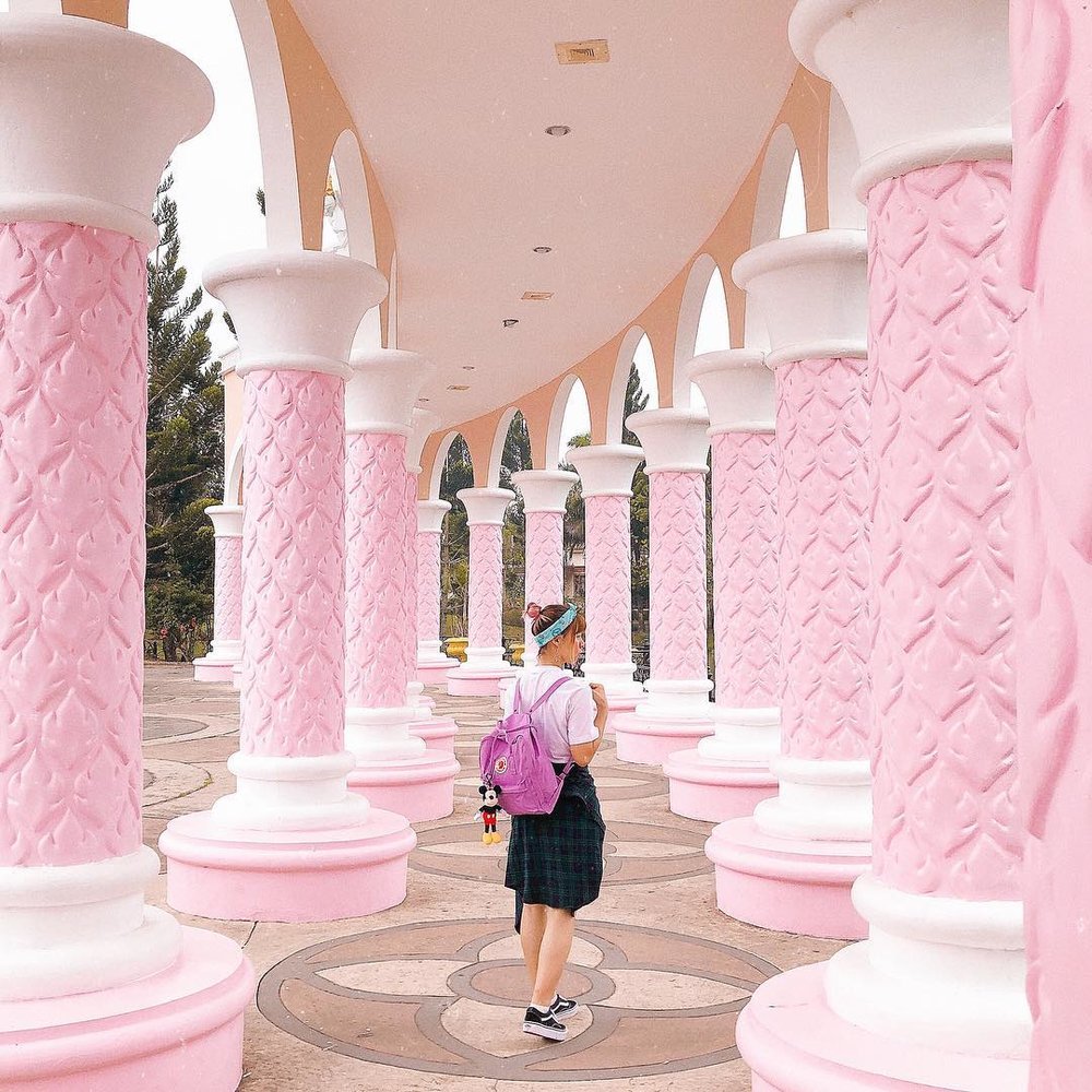 Pilar Pink di Little Venice Kota Bunga Puncak