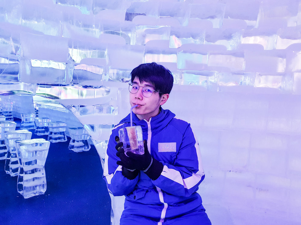 ถ่ายภาพกับแก้วน้ำแข็งที่ Frost Bar