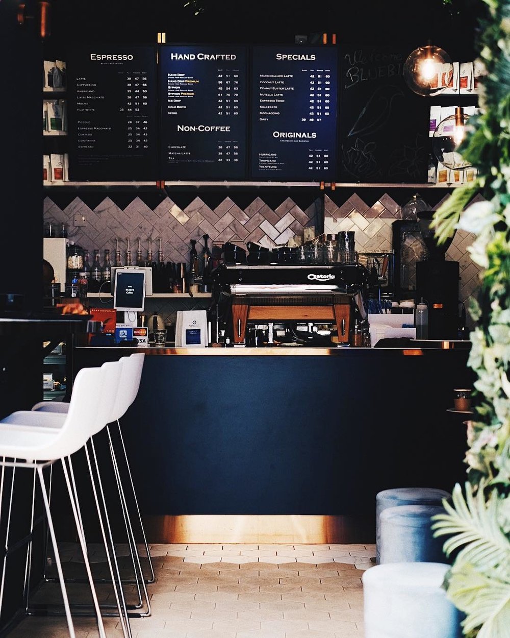 Bluebird Coffee 以藍色為主題