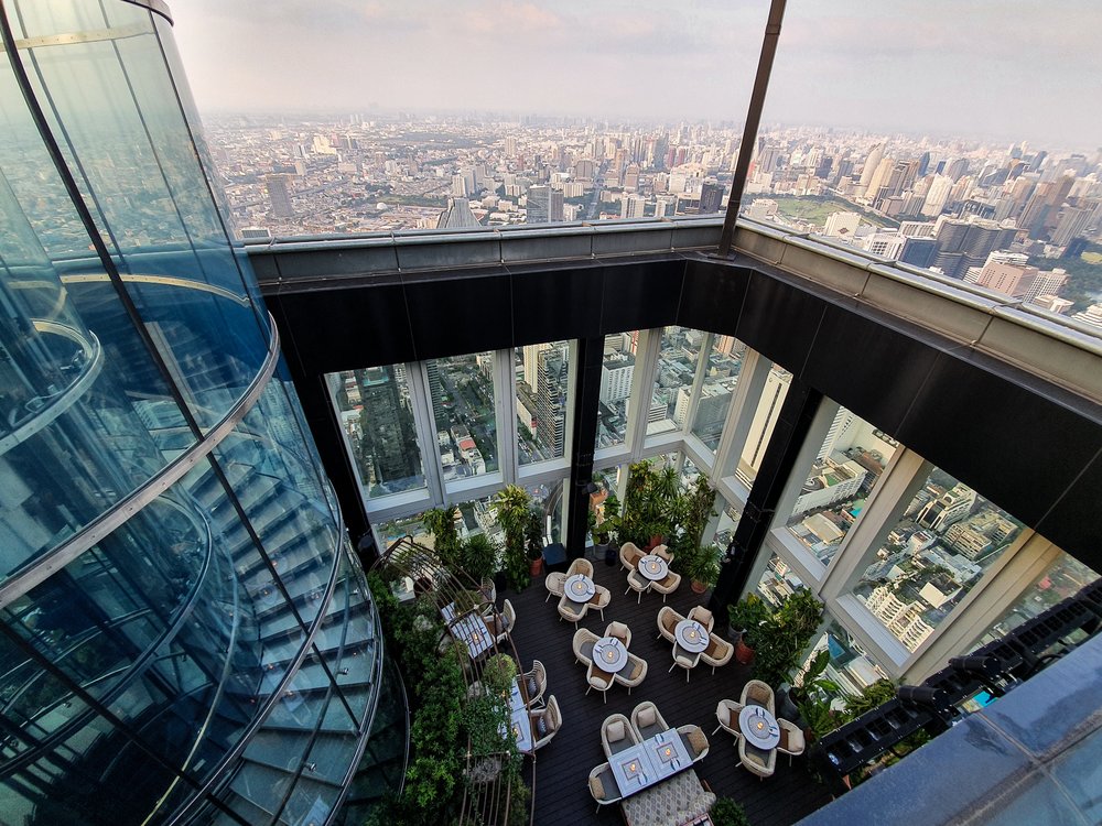 ห้องอาหารมหานคร สกายบาร์ (Mahanakhon SkyBar) ที่ชั้น 76-77