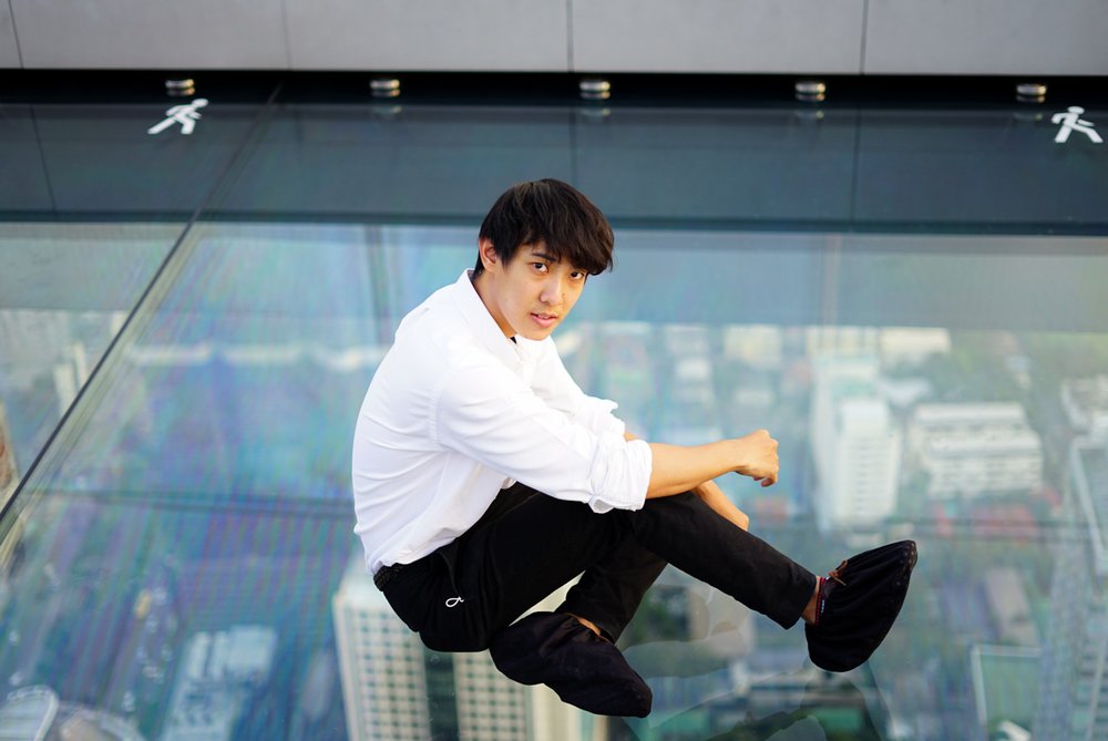 ถ่ายรูปกับพื้นกระจกลอยฟ้าที่มหานคร สกายวอร์ค (Mahanakhon SkyWalk)
