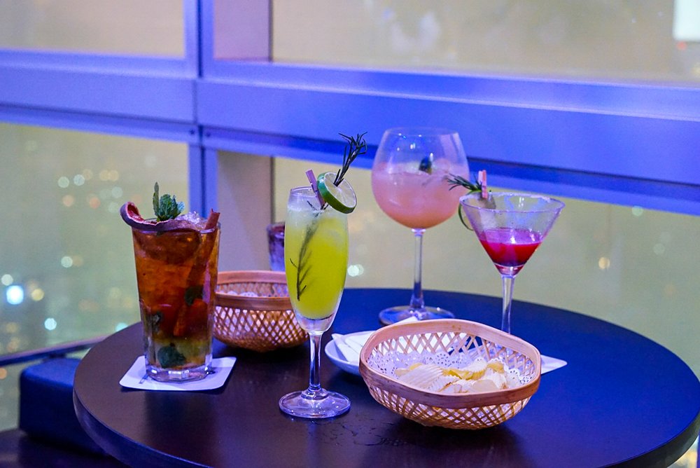 เพลิดเพลินกับค็อกเทลเย็น ๆ มากมาย ณ บาร์ที่สูงที่สุดในประเทศไทย