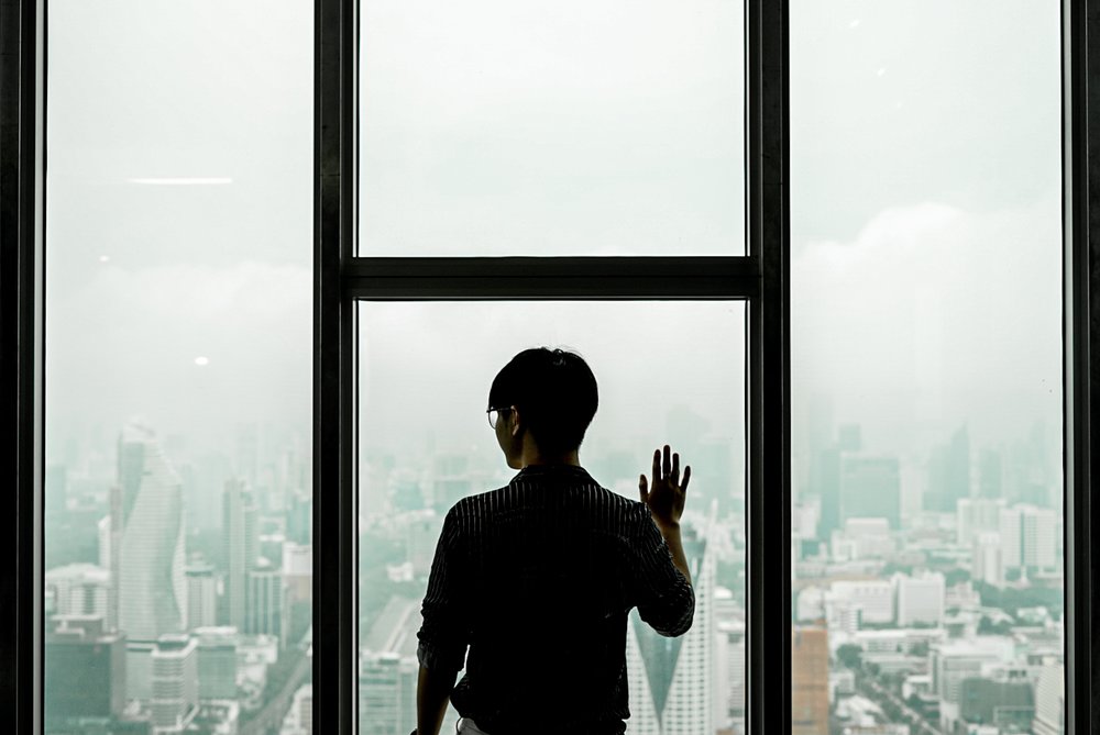 ชมวิวผ่านกระจกบานยักษ์ที่หอชมวิวชั้น 77 ของตึกใบหยก