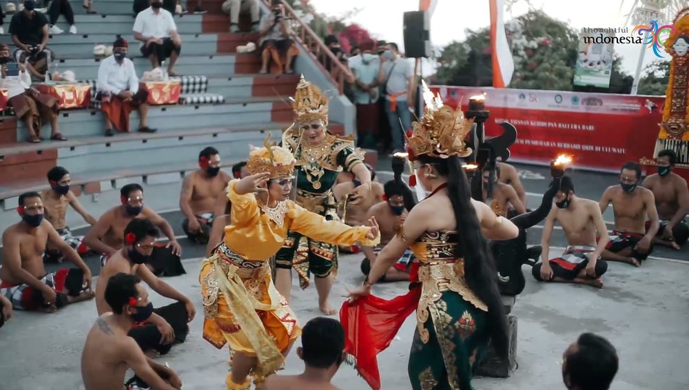 New Normal di Tari Kecak Uluwatu Bali - APD Penari