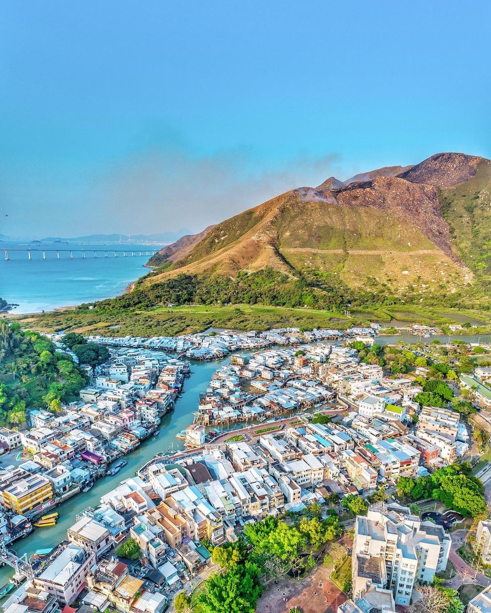 密集的棚屋與交錯的水道是大澳漁村的經典標誌