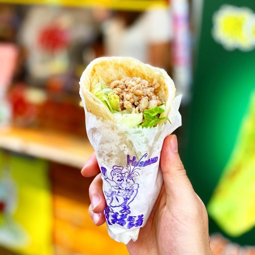 張財記蝦豬餅是大澳必吃美食，印度薄餅包裹著經大澳特產蝦醬炒香的豬肉碎，超惹味。