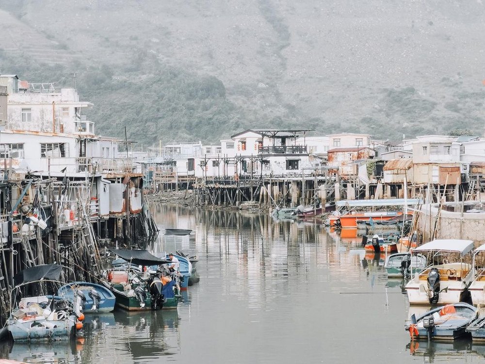 在橋上拍攝的棚屋、水道、小艇構成一幅獨有的大澳風情畫。