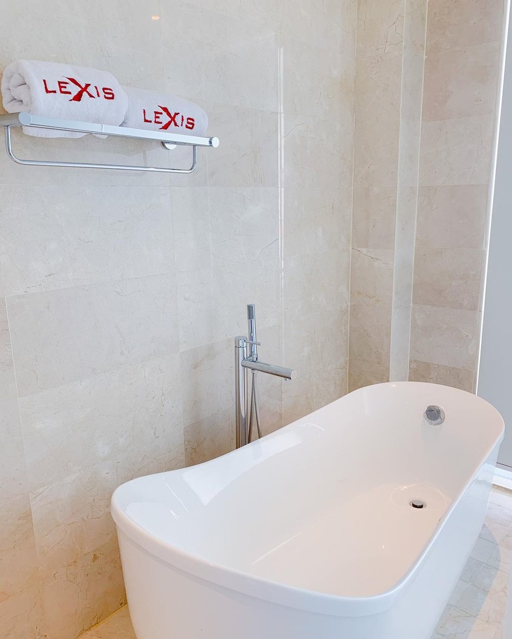 lexis suites penang bathtub