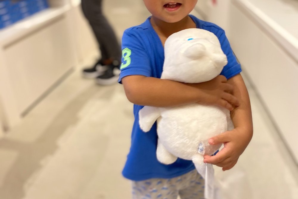 ムーミンぬいぐるみと子ども