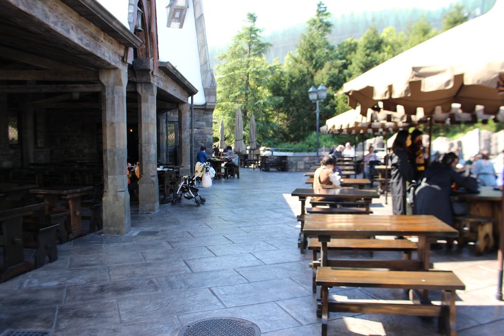 レストラン「三本の箒」