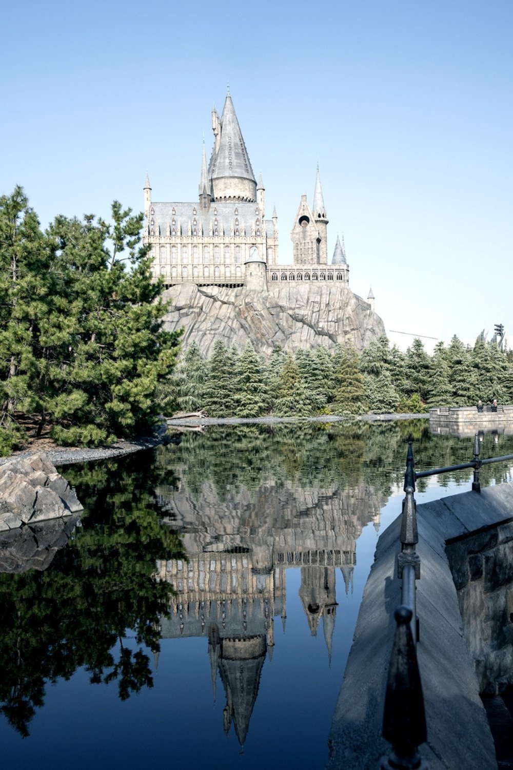 黒い湖に映るホグワーツ城