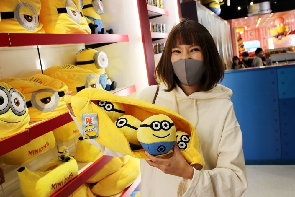 バナナの袋に入った、まあるいミニオンのぬいぐるみ