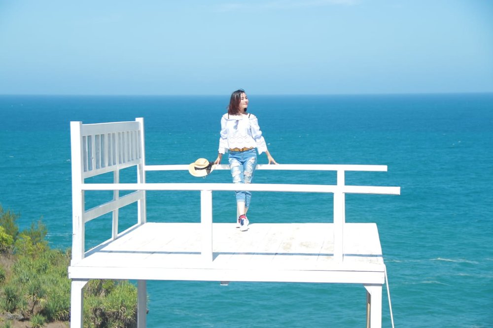 Giant Chair - Teras Kaca Jogja