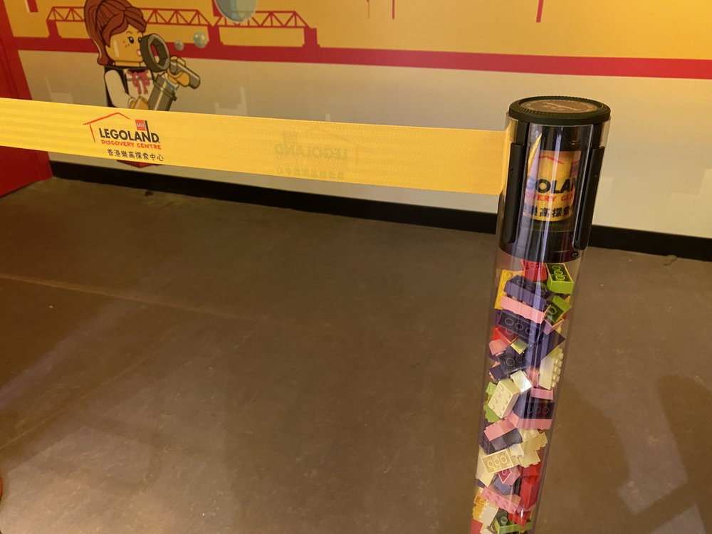 香港樂高®探索中心內四處都是積木，就連欄杆都充滿 LEGO 特色。