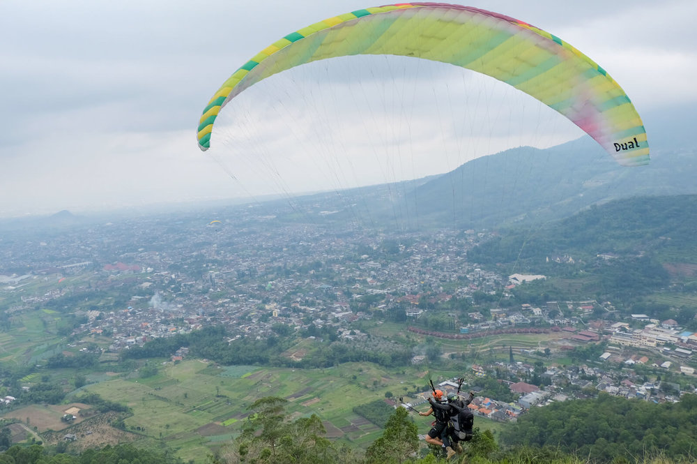 Paralayang di Puncak Bogor