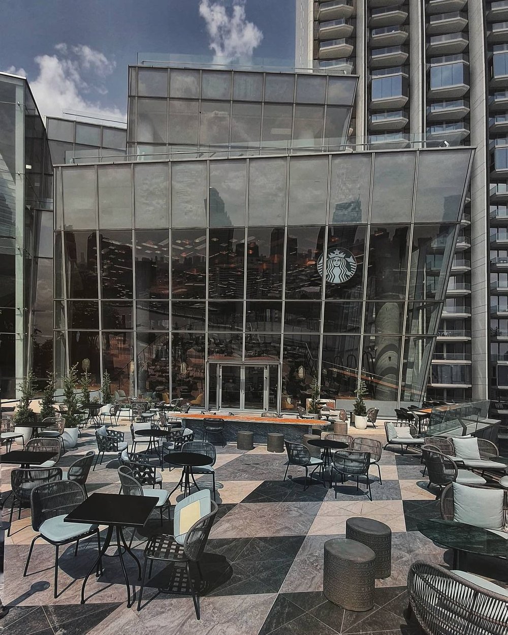 New And Largest Starbucks Store In Thailand Overlooks The Chao Phraya ...