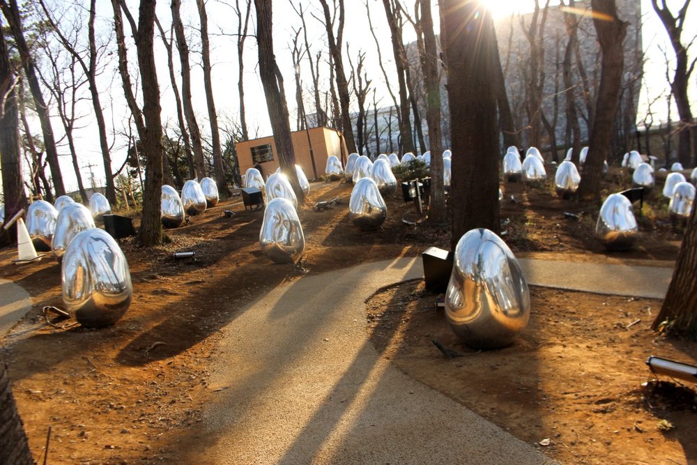 太陽の光でオブジェがキラキラと輝きます