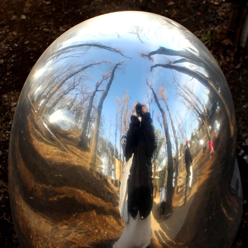 オブジェが鏡のように周りの風景を映し出し、自分も作品の一部に