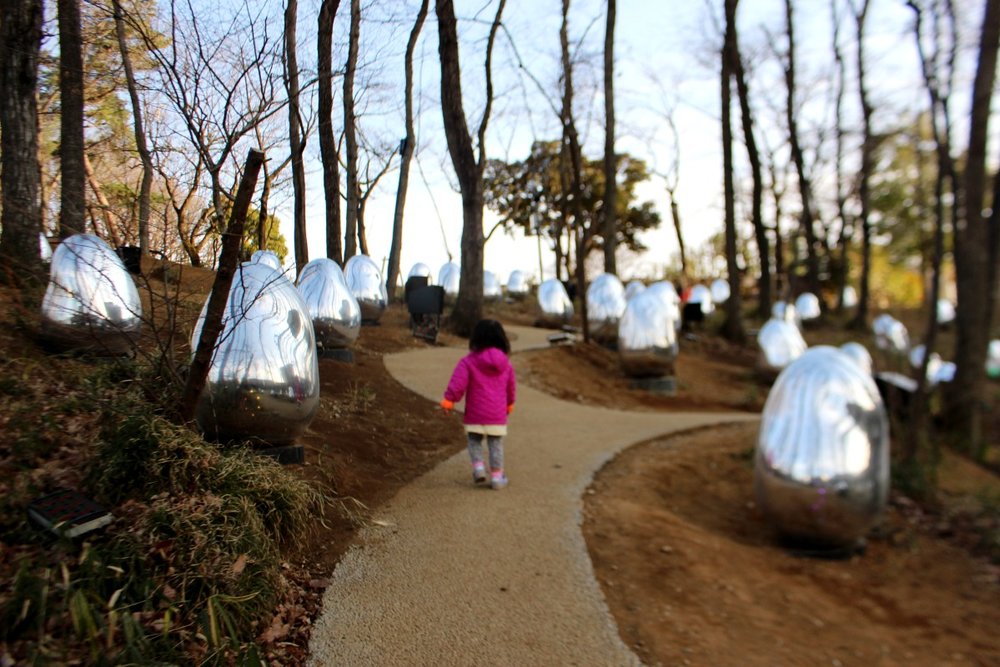 子どもが歩くと、おとぎの世界に迷い込んだように