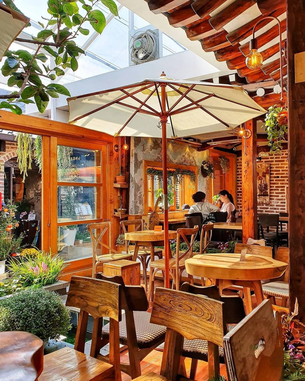ikseondong hanok alley cafe street seoul korea